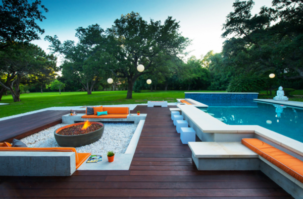 Area duduk berbantal empuk di tepi kolam renang